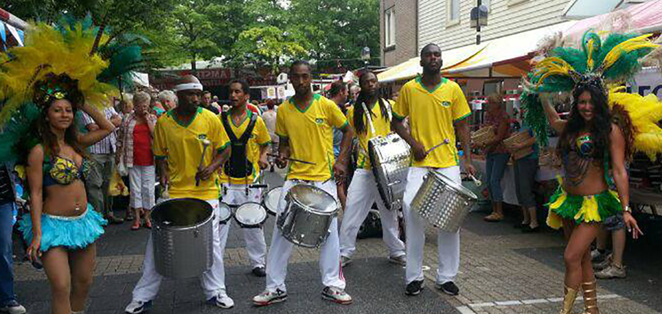 Brassband om gasten te verwekomen op een feest